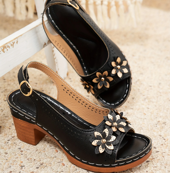 Women's casual sandals with supportive sole and adjustable straps, perfect for summer versatility.