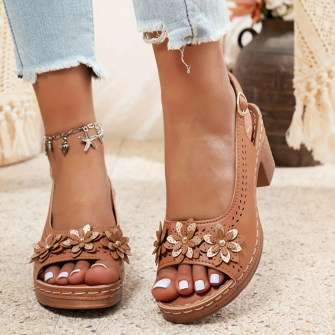 Lightweight women's casual sandals with adjustable straps, offering all-day comfort.