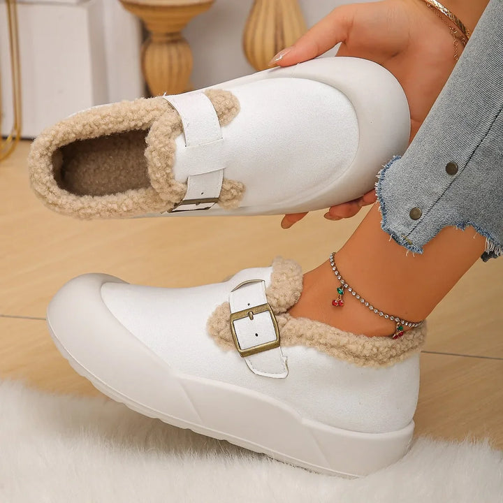 Comfortable women's slip-on Alira clogs, featuring a stylish buckle and cozy design for casual wear.