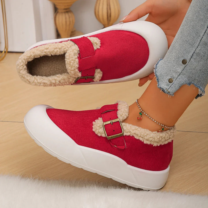 Cozy Alira buckle clogs for women. Super comfortable slip-on shoes, ideal for relaxed everyday wear.