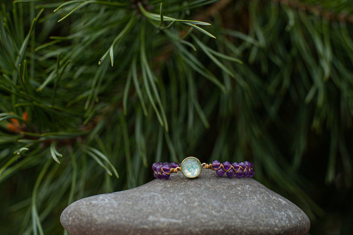 Amethyst healing crystal bracelet for women, combining spiritual benefits with sophisticated style. Adjustable.