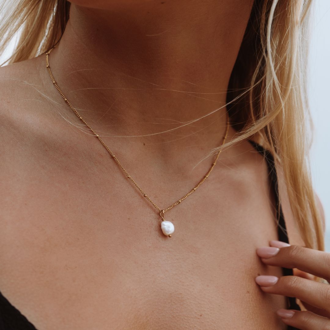 Unique baroque pearl pendant necklace for women, elegant and modern gold finish.
