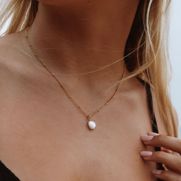 Unique baroque pearl pendant necklace for women, elegant and modern gold finish.