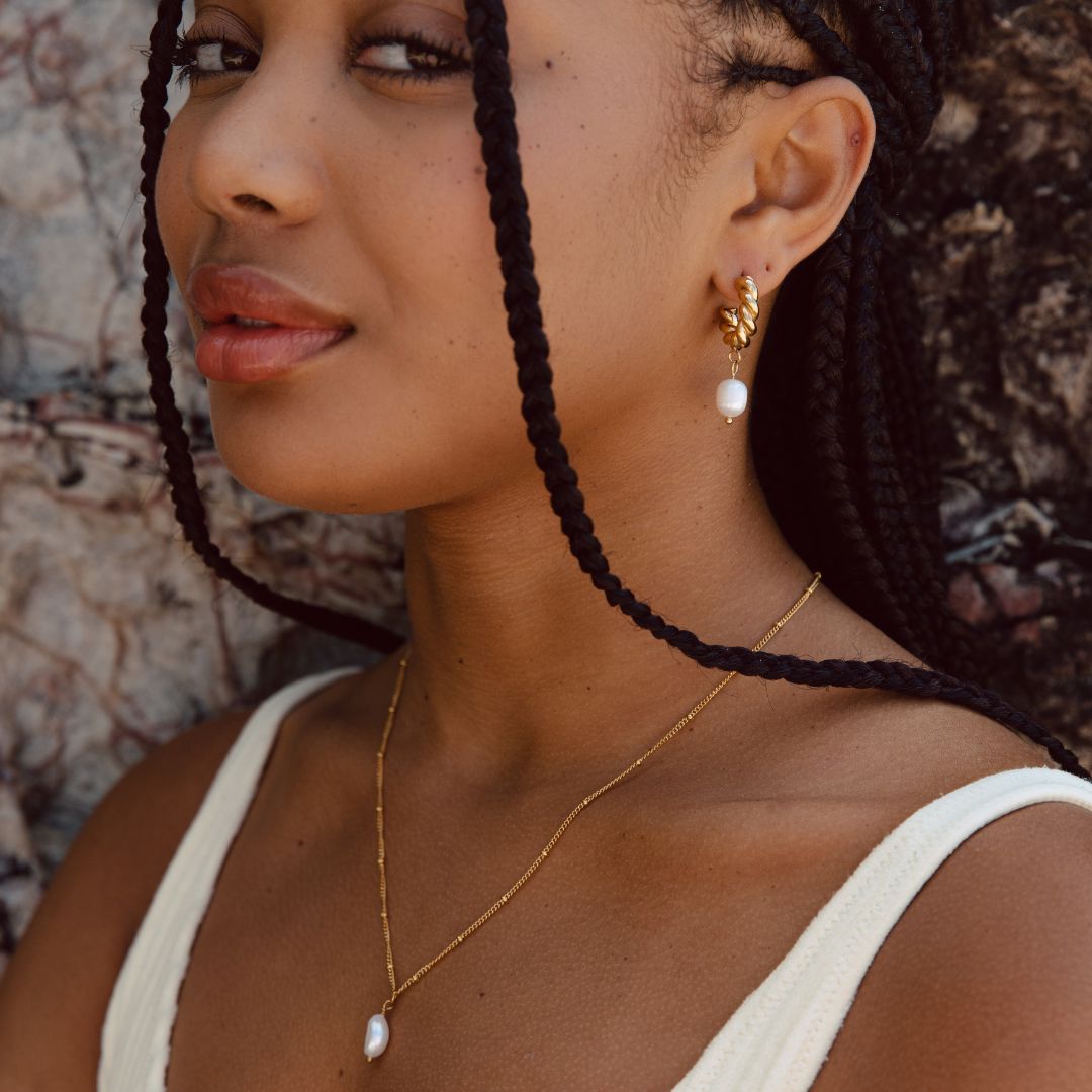 Elegant women's gold necklace featuring a unique baroque pearl, hypoallergenic & waterproof.
