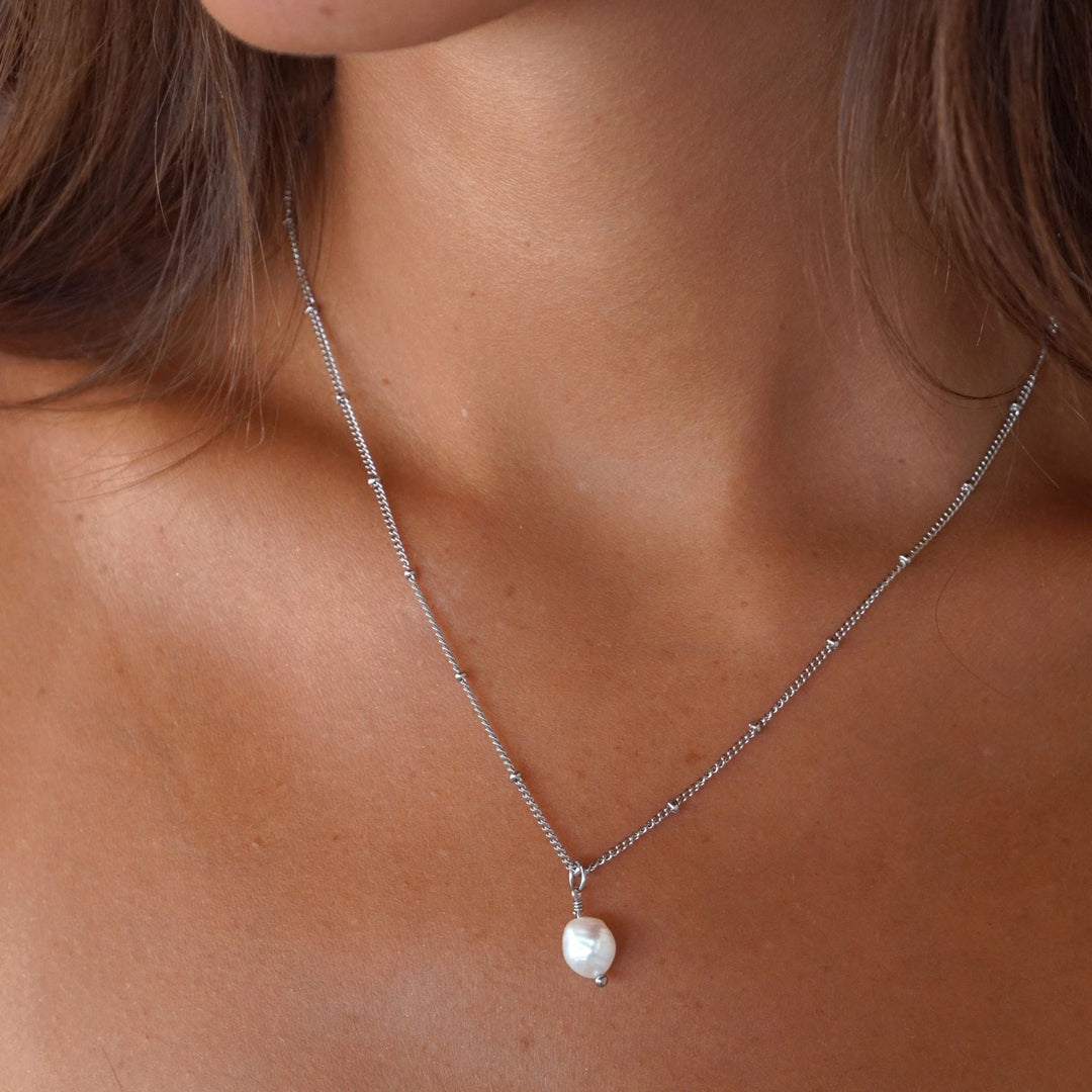 Freshwater baroque pearl pendant necklace, a versatile and chic accessory for women.