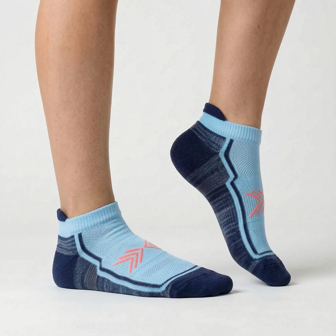 Comfortable women's green ankle socks. Sporty activewear for running and everyday exercise.