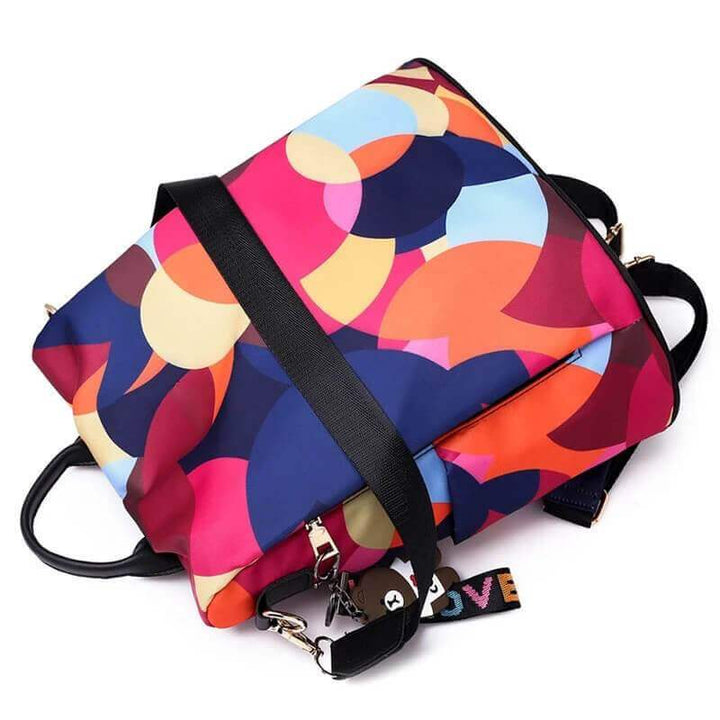 Modern women's anti-theft shoulder bag, water-resistant, multi-compartment, perfect for organized travel.