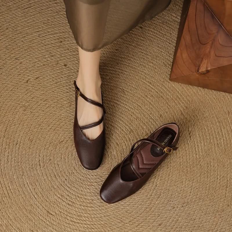 Versatile women's Aria casual flats, perfect for everyday wear, pairing easily with any outfit.