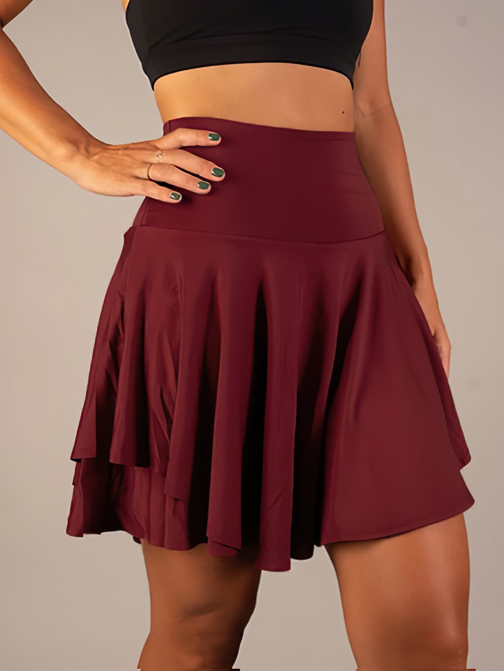 Sporty women's skirt for fitness with built-in modesty shorts and handy pockets for essentials.