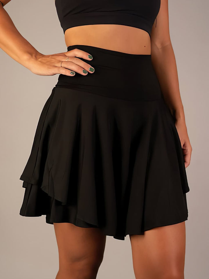 Stylish women's sport skirt with built-in shorts & secure pockets, ideal for tennis & casual wear.