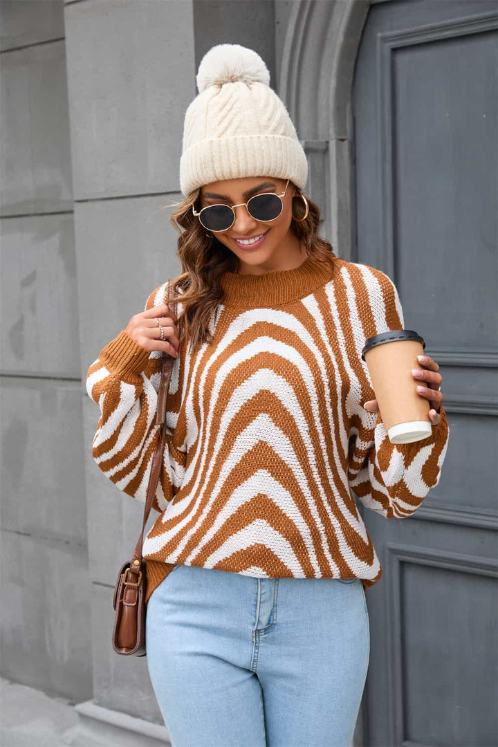 Women's fashionable azure printed round neck sweater. Versatile long sleeve top, ideal for casual and chic everyday wear.