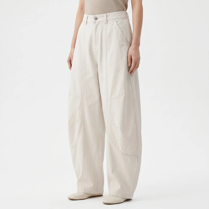 Trendy women's loose fit barrel-leg pants, high-quality denim for a relaxed vintage look.