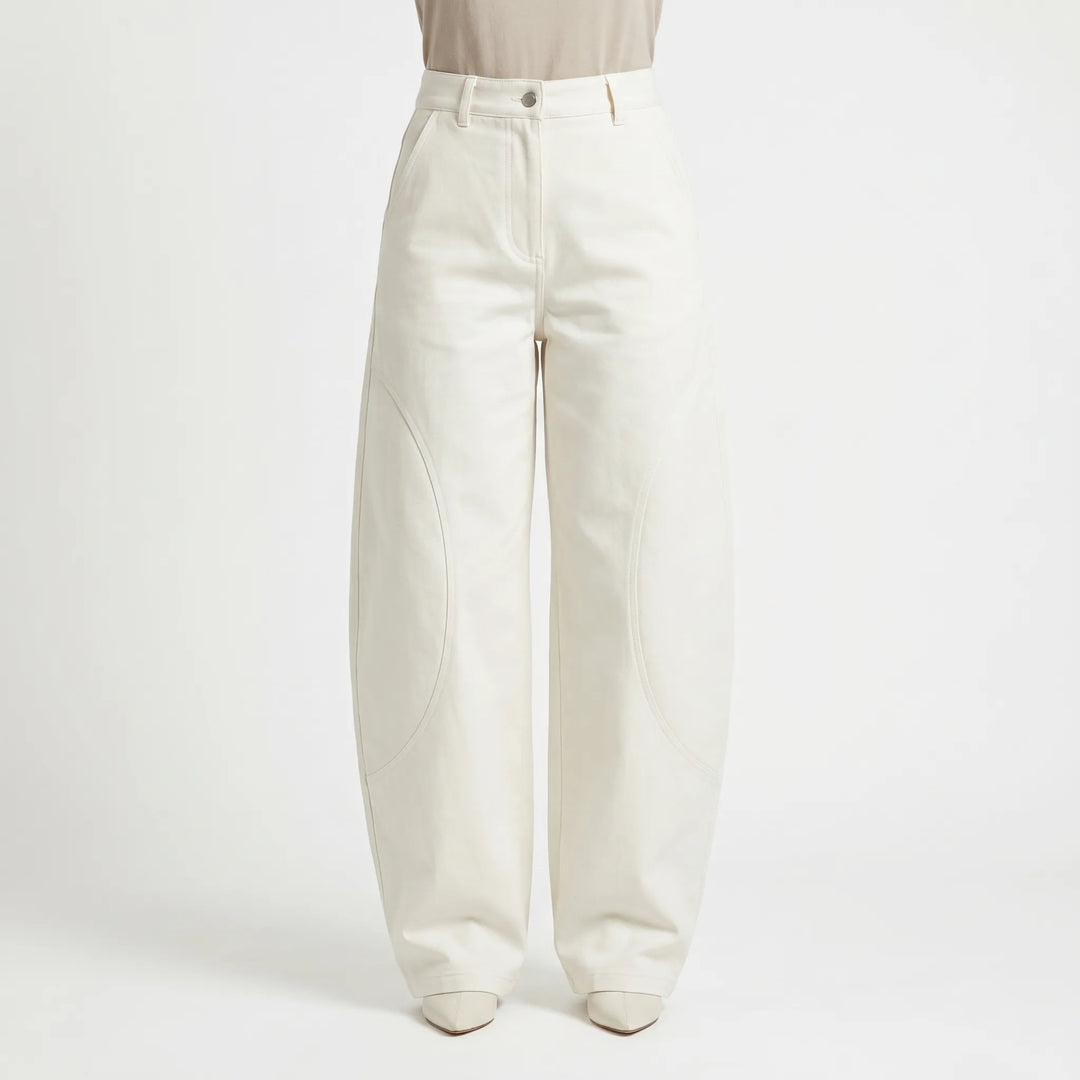 Stylish women's low-rise baggy barrel-leg pants in light wash denim, perfect for streetwear.