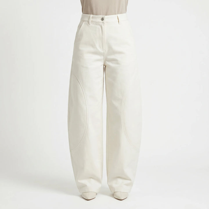 Stylish women's low-rise baggy barrel-leg pants in light wash denim, perfect for streetwear.