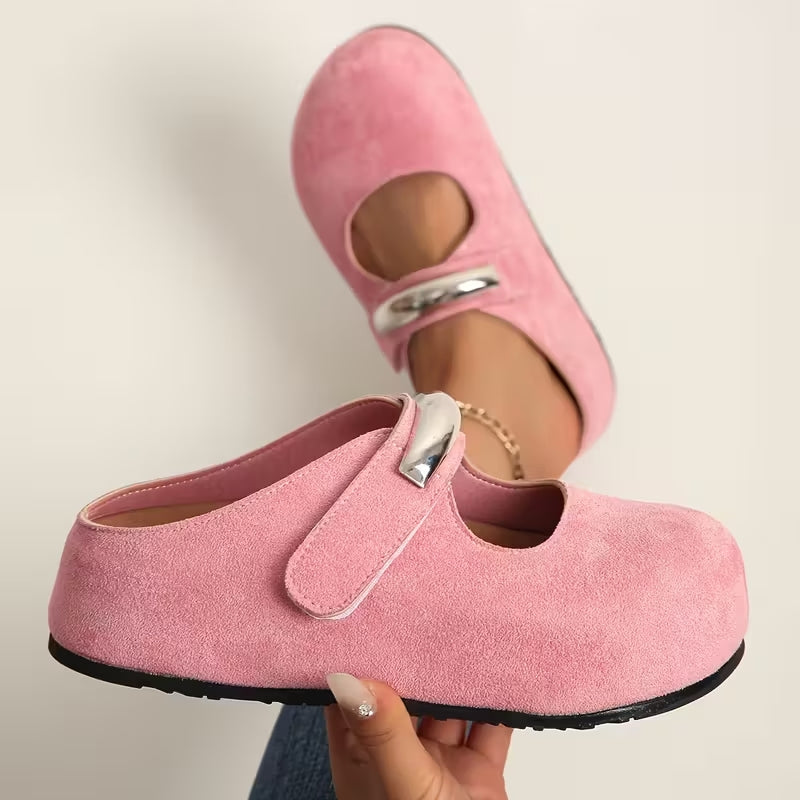 Stylish women's suede slip-on flats, ideal for comfort and versatile elegant or casual looks.