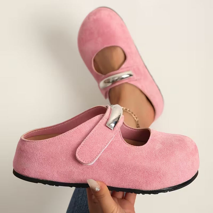 Stylish women's suede slip-on flats, ideal for comfort and versatile elegant or casual looks.