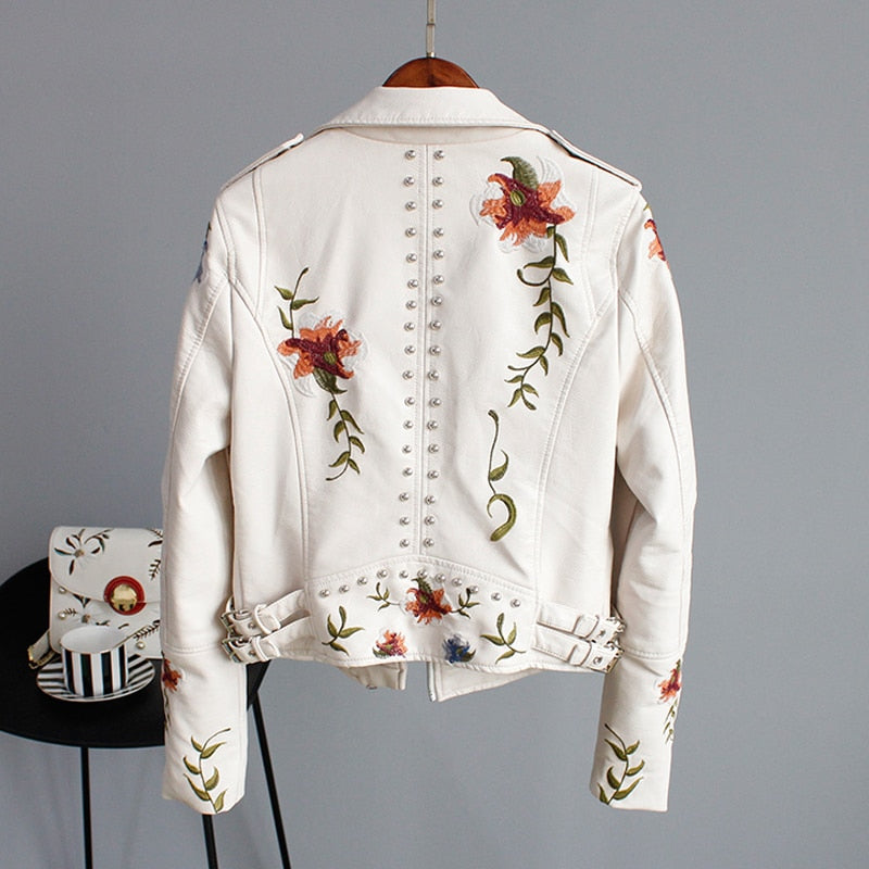 Stylish women's cropped zipper jacket, a versatile faux leather outerwear piece for everyday fashion.