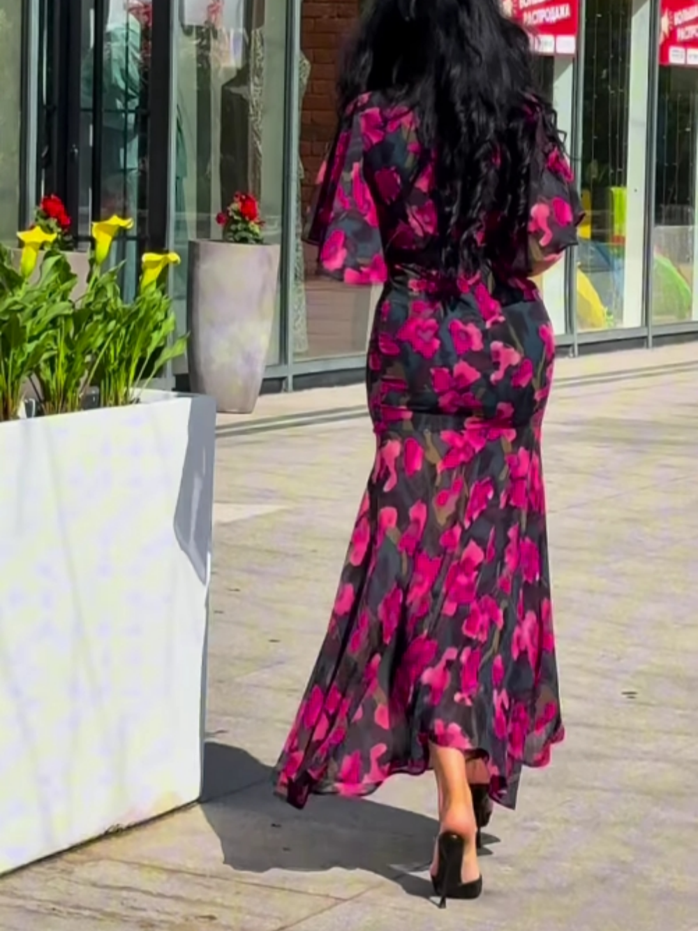 Stylish women's floral print wrap maxi dress, V-neck, elegant trumpet sleeves. Ideal for casual or party wear.