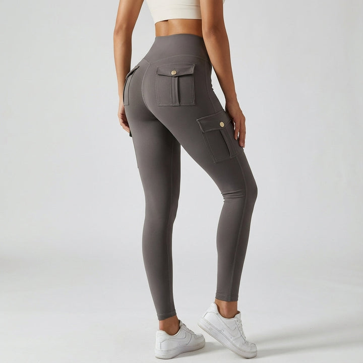 Athletic women's stretch cargo leggings, high-waisted design with functional pockets for gym.