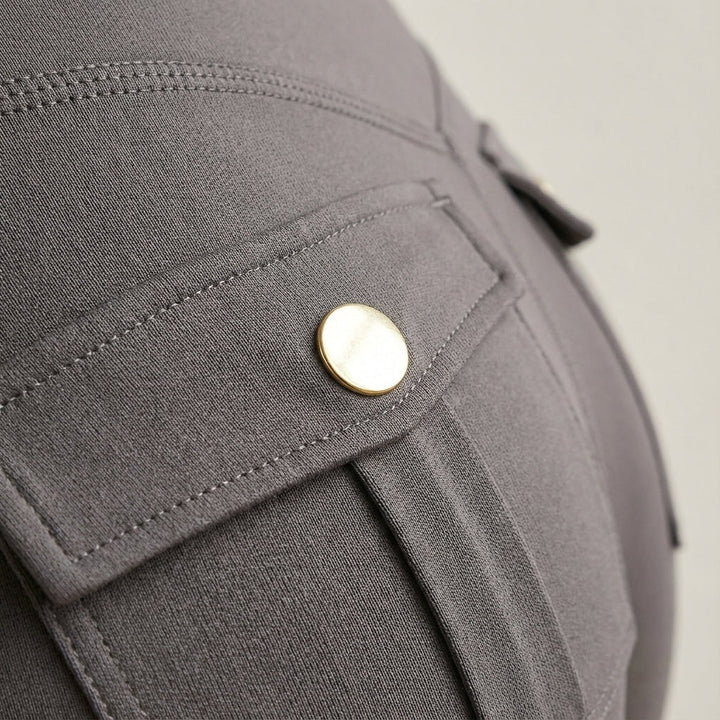 Comfortable women's high-waisted cargo leggings, black, ideal for sport or casual wear.