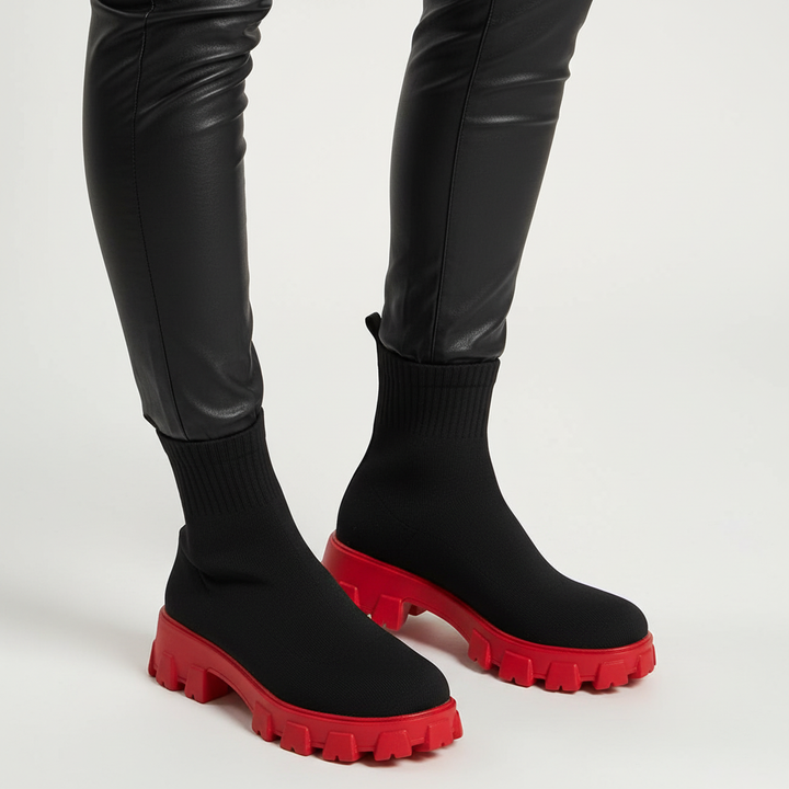 Fashionable women's platform boots in black, suitable for various outfits and seasons.