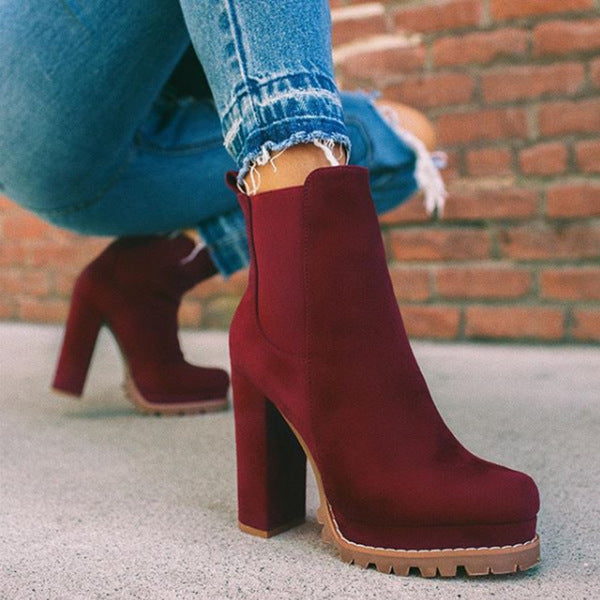Stylish women's platform ankle boots featuring a block heel & easy slip-on fit, perfect for fall/winter fashion.