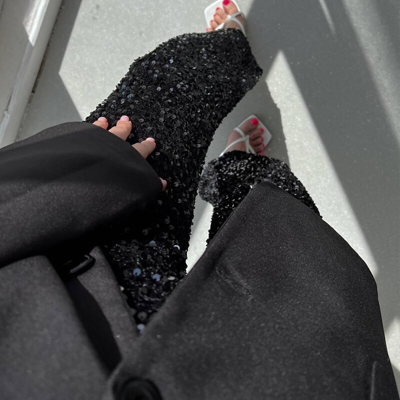 Fashionable women's shimmering high-waisted pants, a comfortable and versatile evening wear choice.