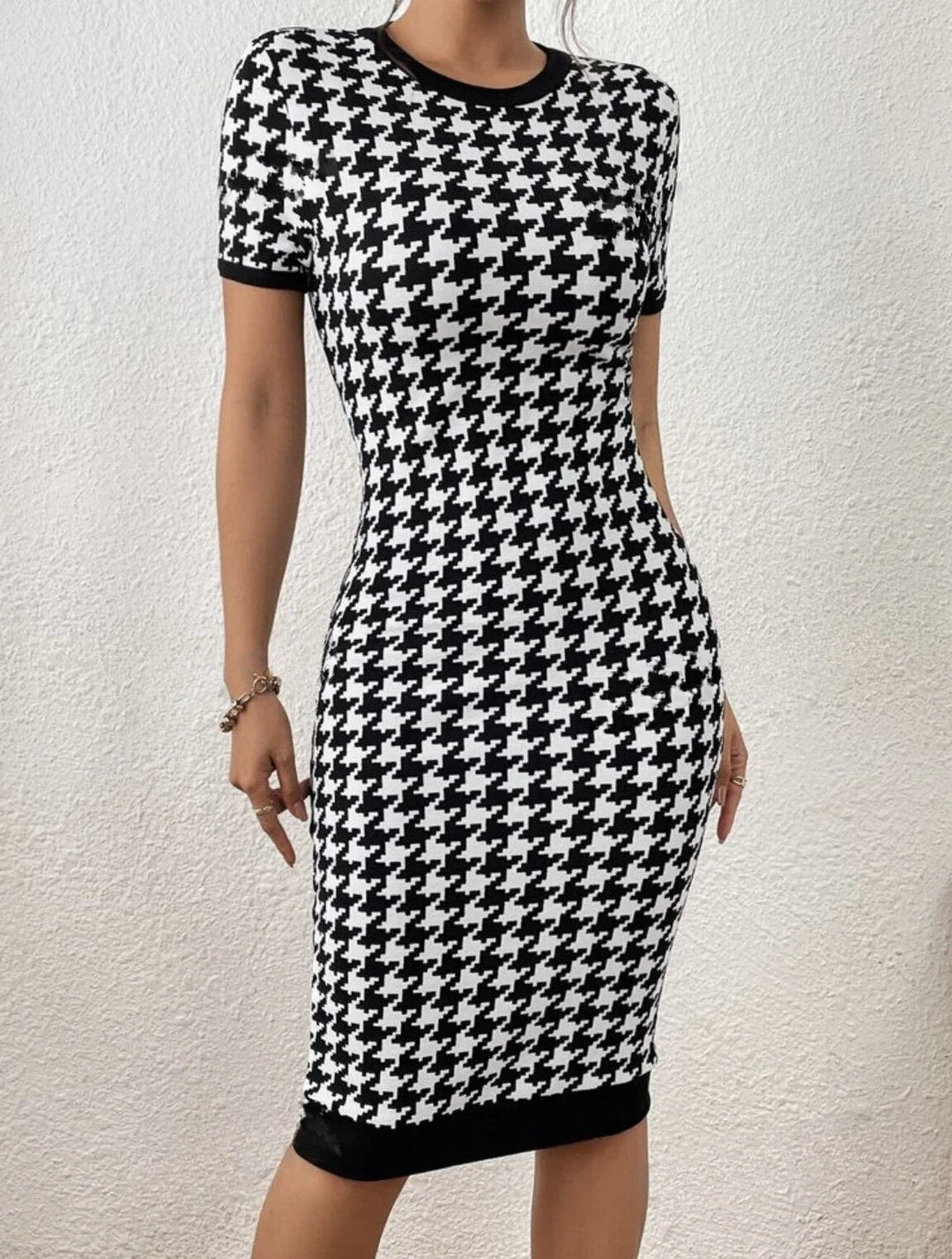Elegant women's houndstooth midi dress, perfect for parties or occasions, featuring a chic black and white timeless design.
