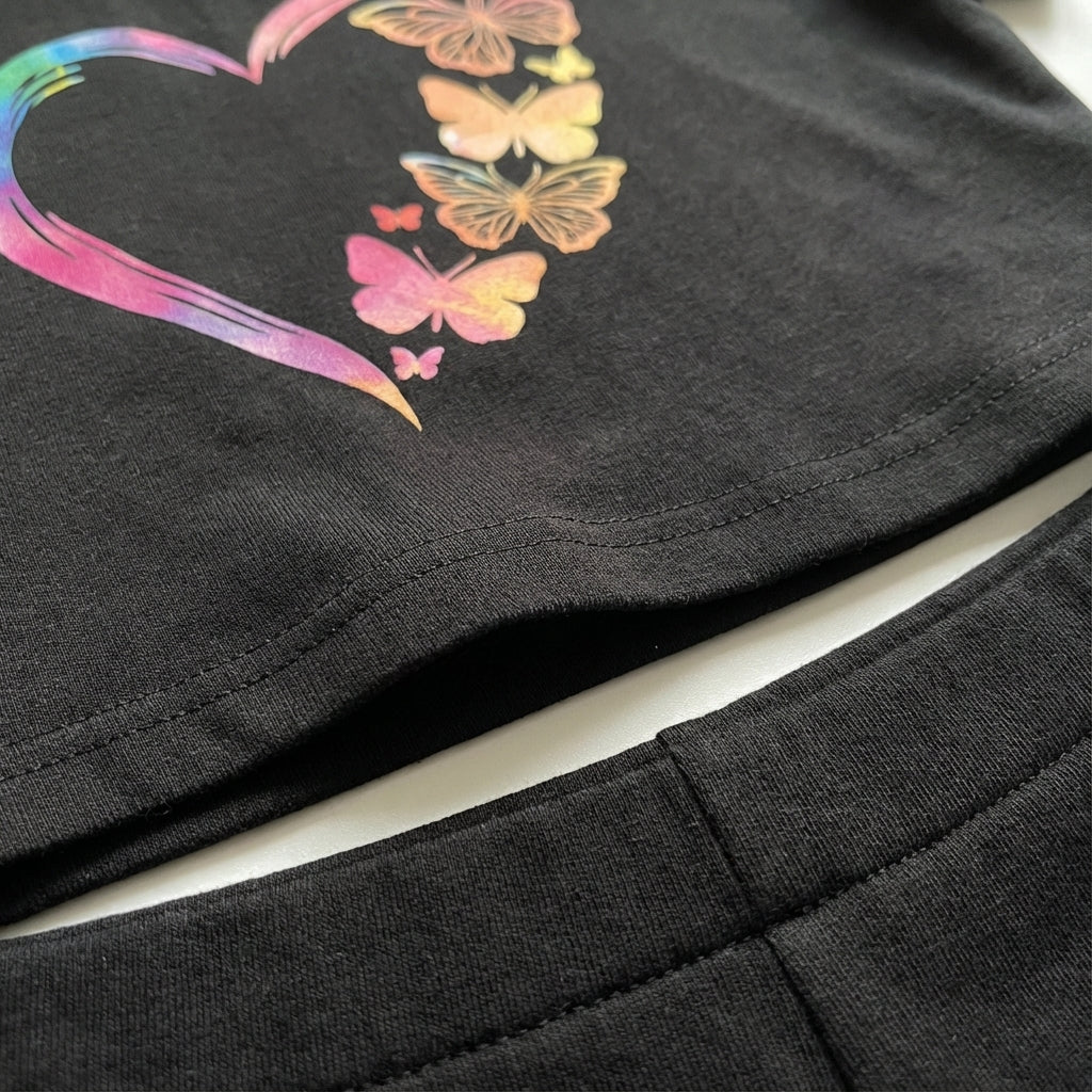 Comfortable women's short-sleeve crop top & shorts set, perfect for casual wear, with heart-butterfly pattern