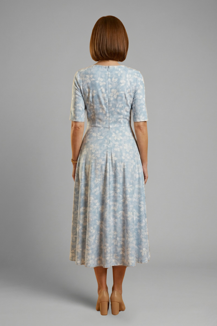 Chic V-neck short-sleeve midi dress with pockets for women. A versatile blue summer dress offering effortless comfort.