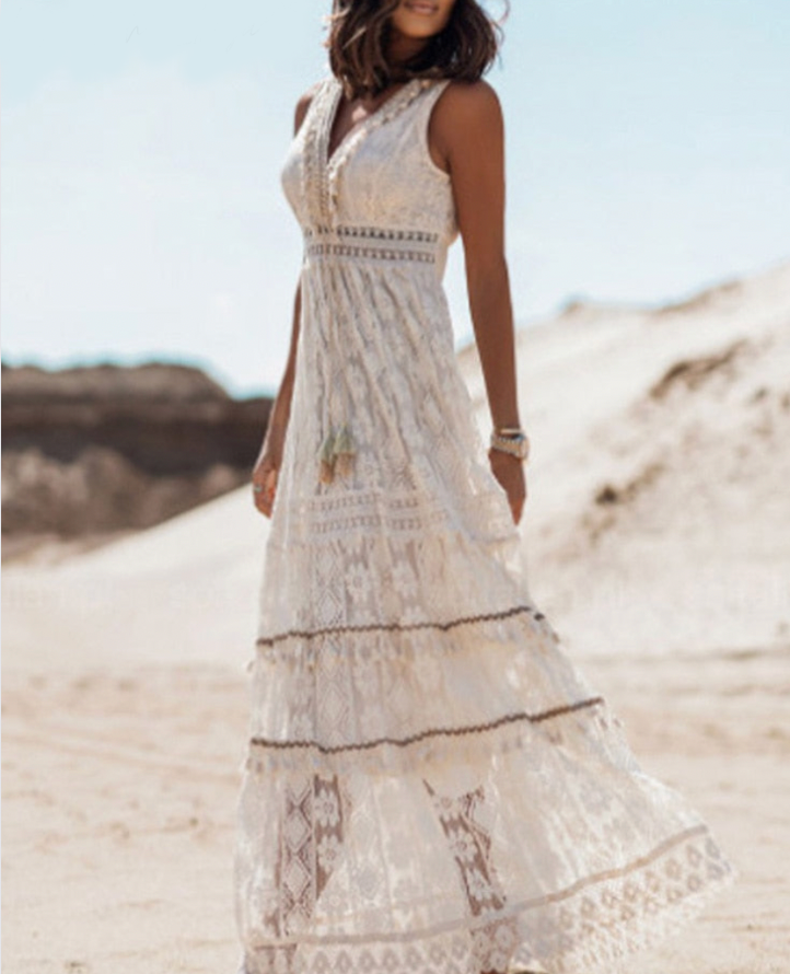 Boho Zomerjurk Esmee: Trendy sleeveless midi dress with delicate lace detail, ideal for summer casual wear.