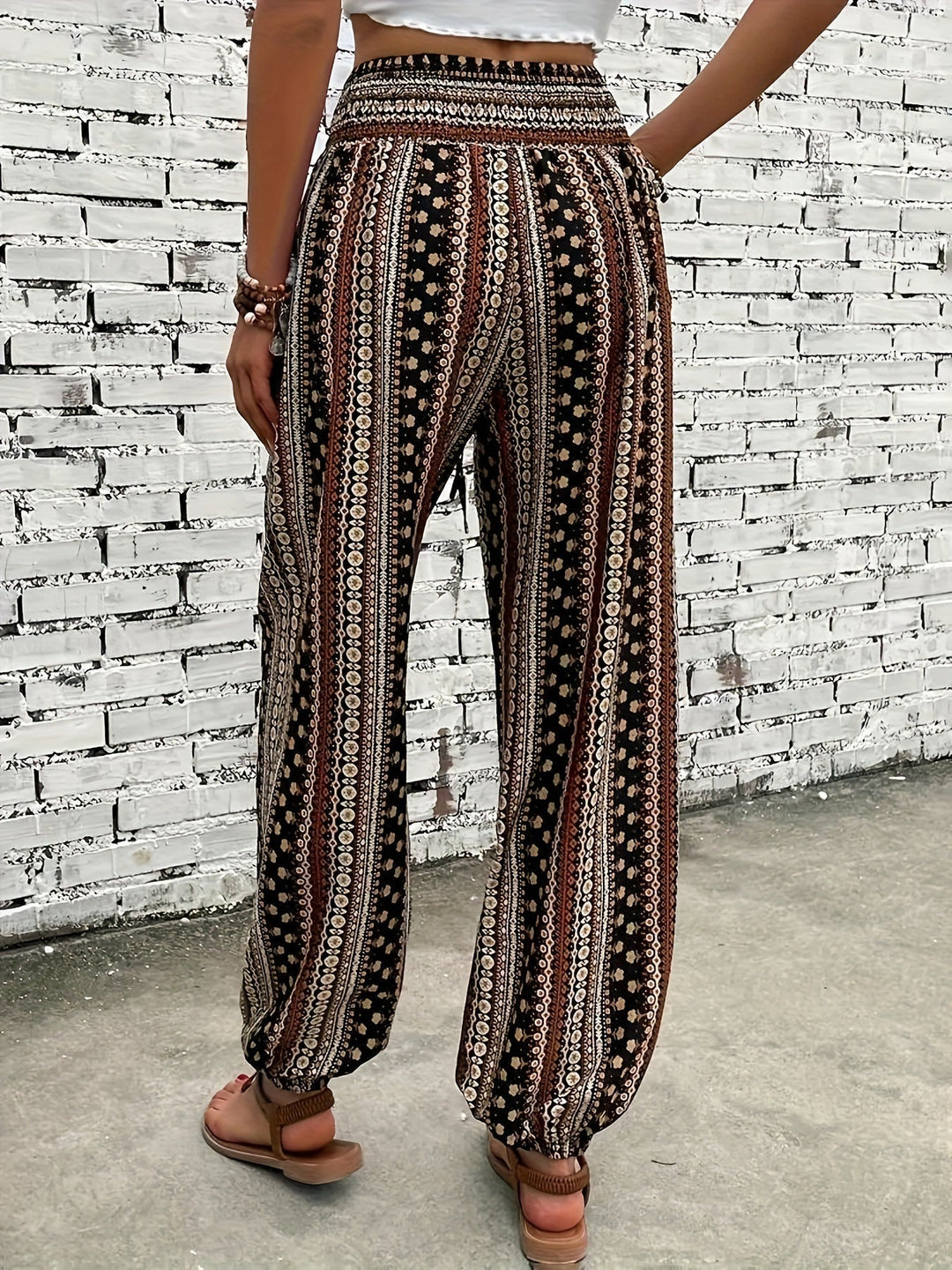 Comfortable women's boho printed pants, featuring a high waist & smocked design, suitable for any casual look.