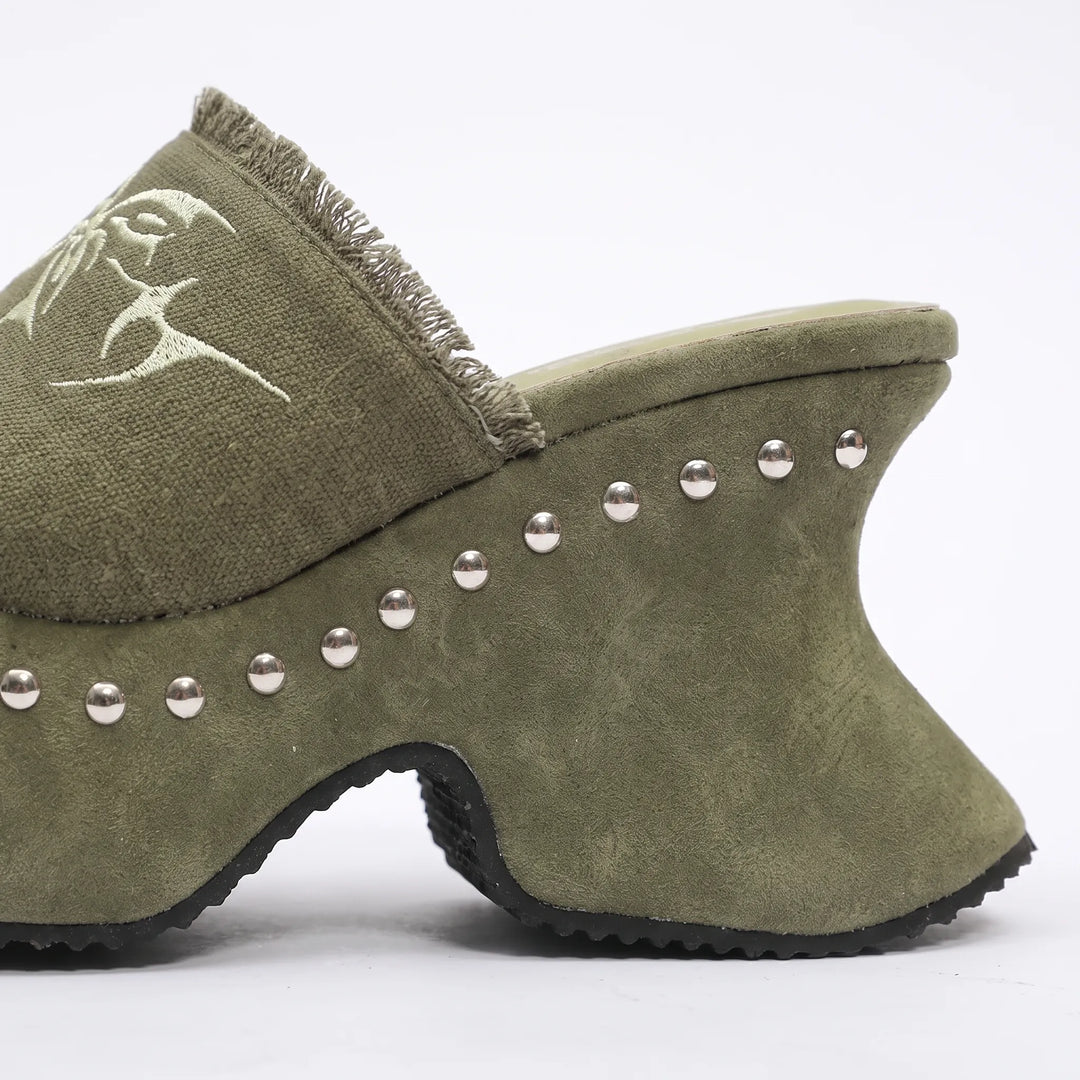 Gray women's retro chunky platform sandals, ideal for a bold fashion statement and comfortable elevated walking.