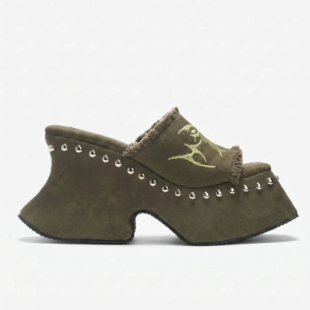 Fashionable women's chunky platform sandals in khaki, designed for elevated style and a trendy summer look.