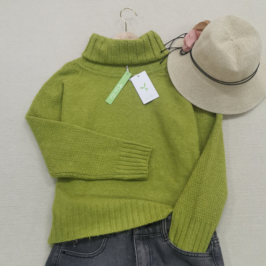 Bright green knitted oversized sweater, women's comfortable turtleneck, suitable for cool weather.