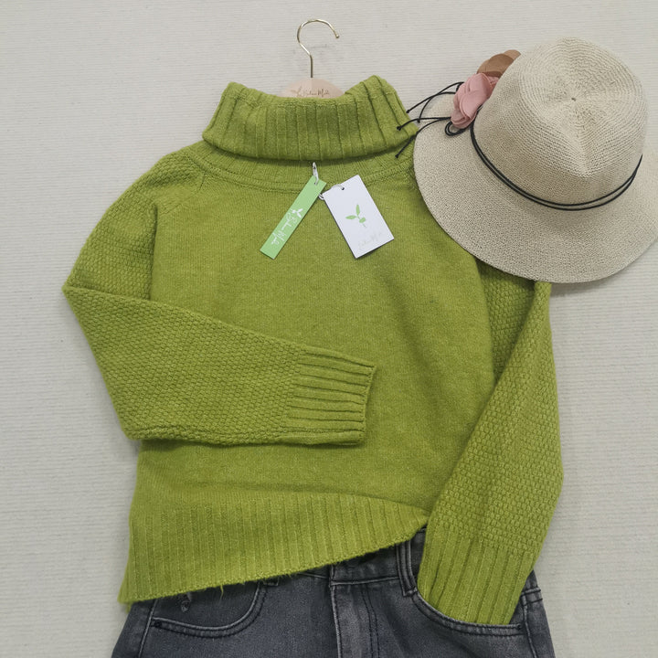 Bright green knitted oversized sweater, women's comfortable turtleneck, suitable for cool weather.
