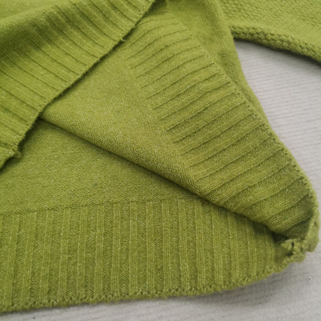 Stylish bright green oversized knit turtleneck sweater for women, combining comfort and trend.