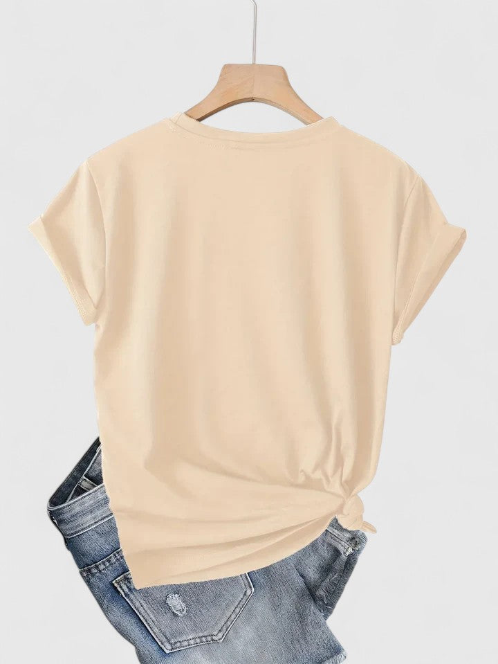 Women's short sleeve graphic t-shirt, comfortable, with a chic heart design in a relaxed fit.