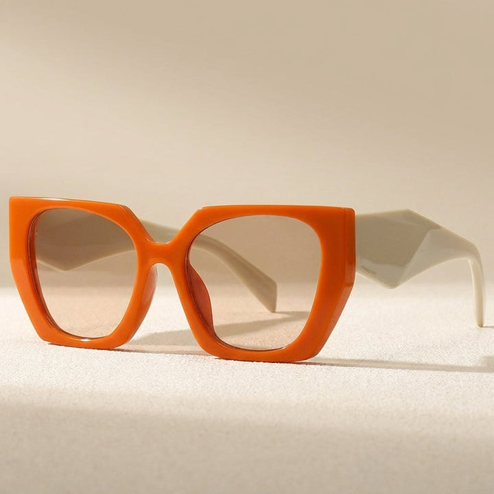 Glamorous women's oversized cat eye sunglasses in leopard print. Fashion statement with UV400 eye protection.