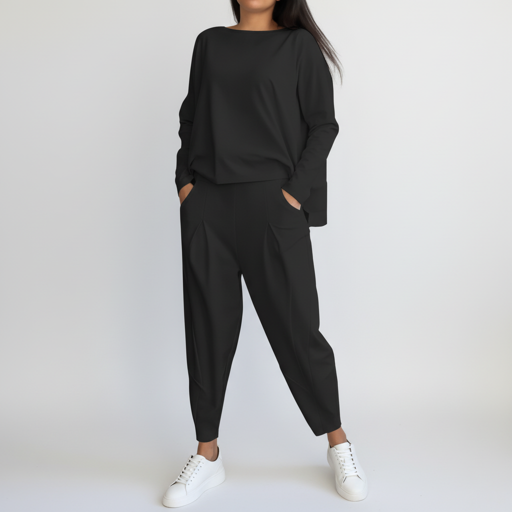 Relaxed fit women's two-piece leisure set, ideal for casual outfits or travel