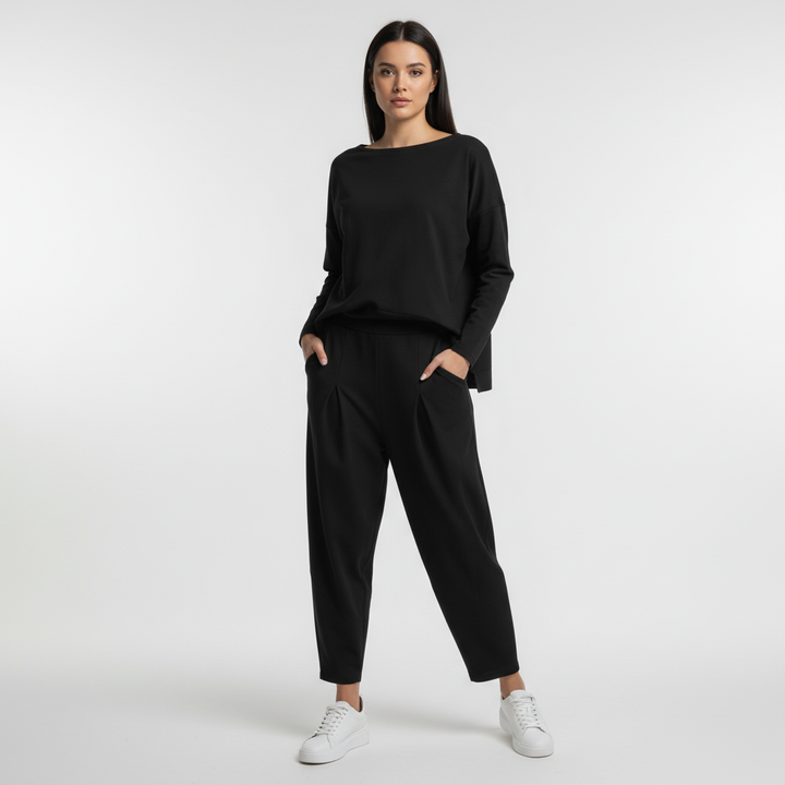 Comfortable women's two-piece leisure set, perfect for relaxed daily wear or travel outfits