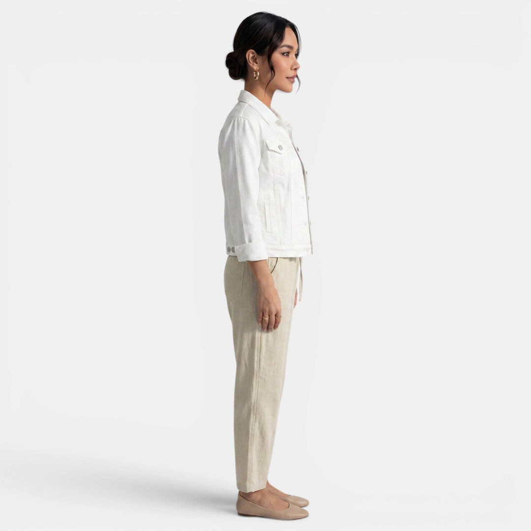 Fitted ladies jacket in a contemporary design, ideal for versatile outerwear & urban fashion.