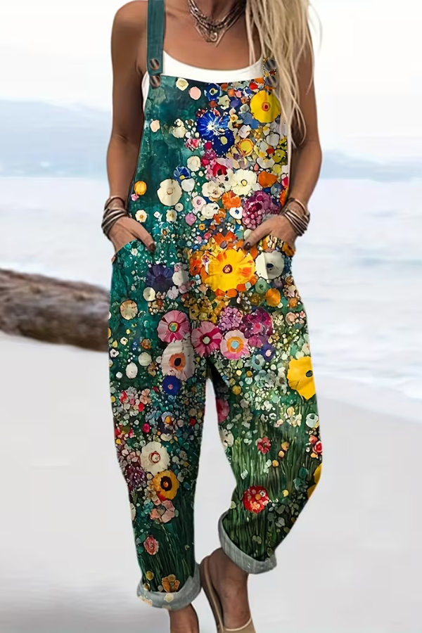 Strappy women's floral suspender jumpsuit with button details. Ideal for spring outfits, casual wear, and vacation.