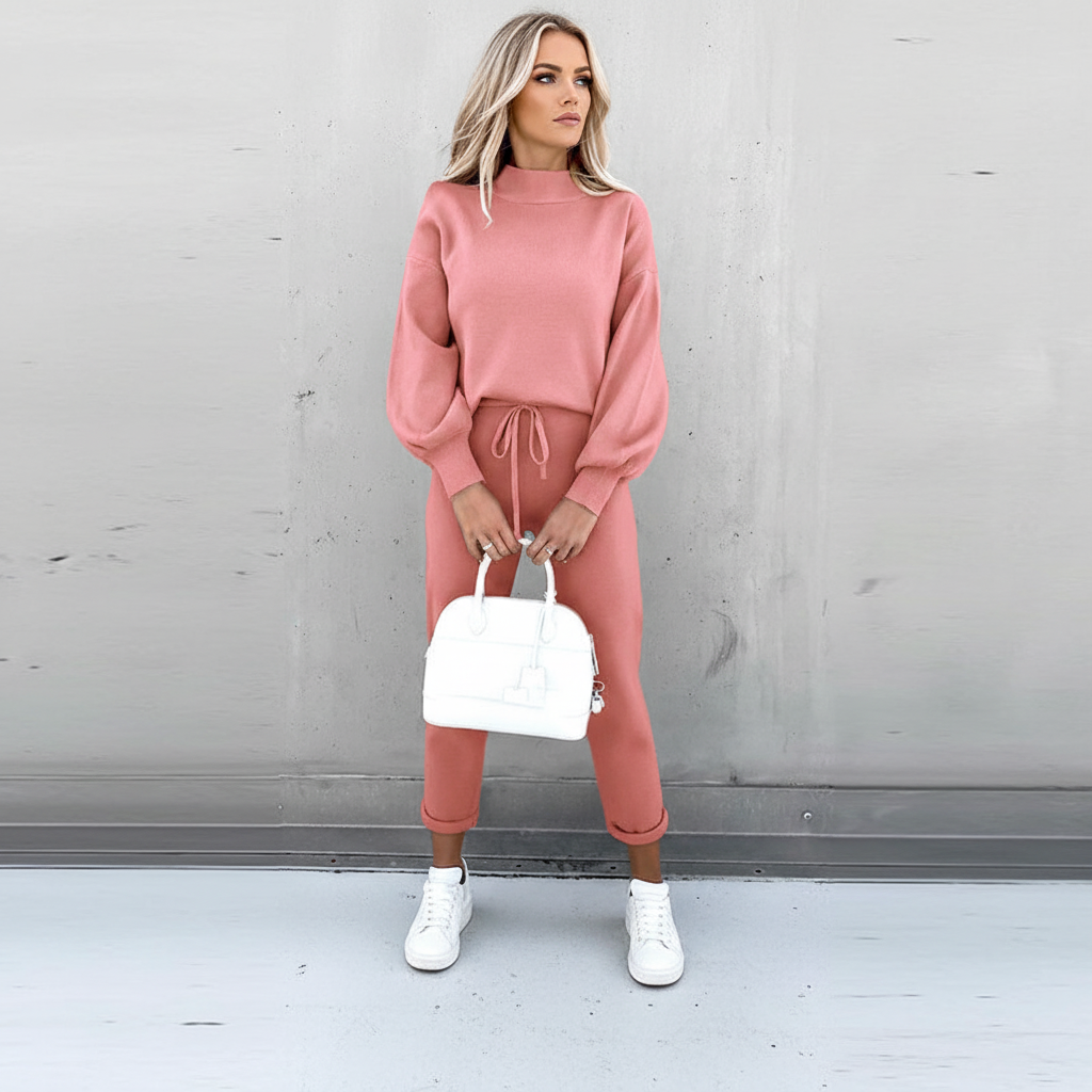 Comfortable women's lounge set with high collar, ideal for relaxed casual wear