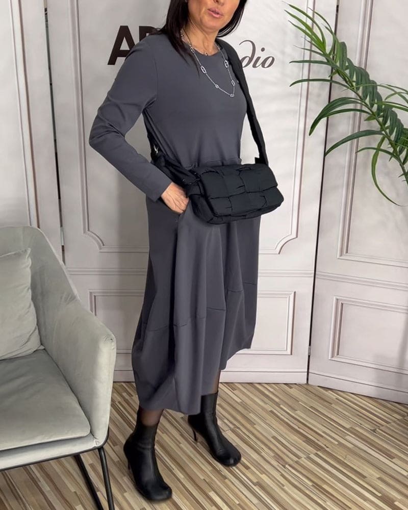 Stylish women's round neck long sleeve maxi dress for effortless autumn and winter casual fashion.