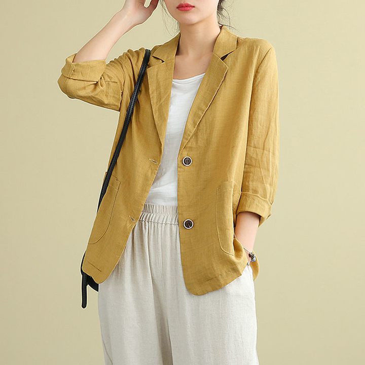 Versatile women's lightweight blazer for spring/summer, featuring a relaxed fit and single-breasted design.