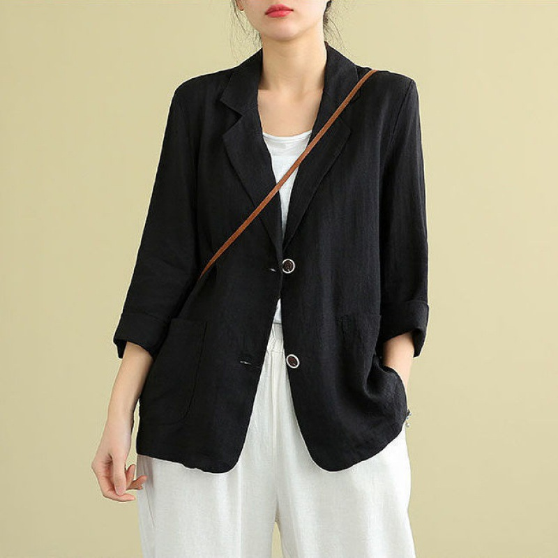 Stylish women's relaxed casual blazer, single-breasted, ideal for everyday wear or smart casual spring outfits.