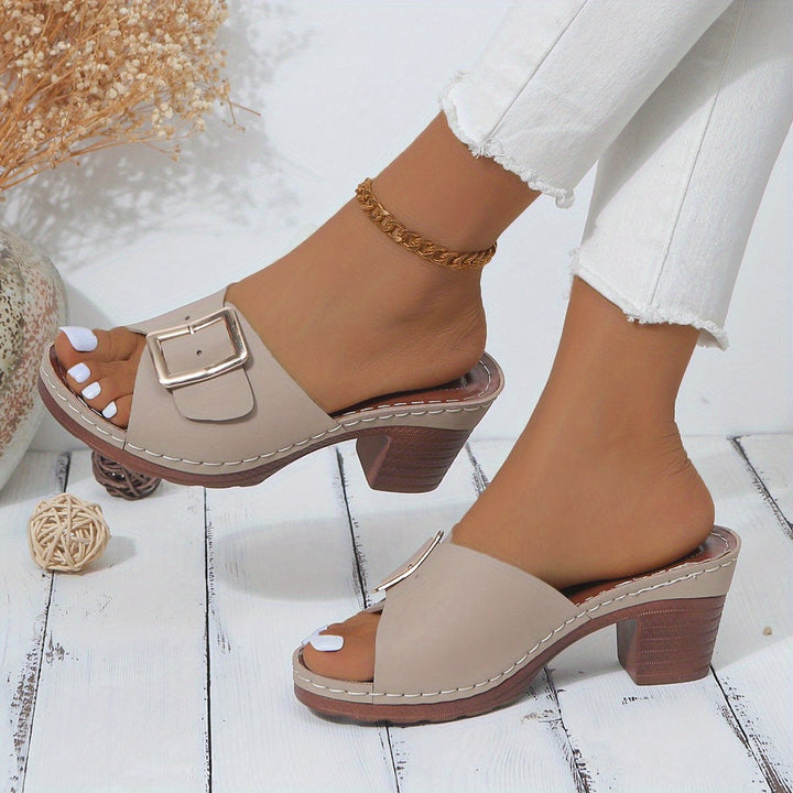 Versatile women's flat sandals, ideal for stylish everyday casual & summer outfits.