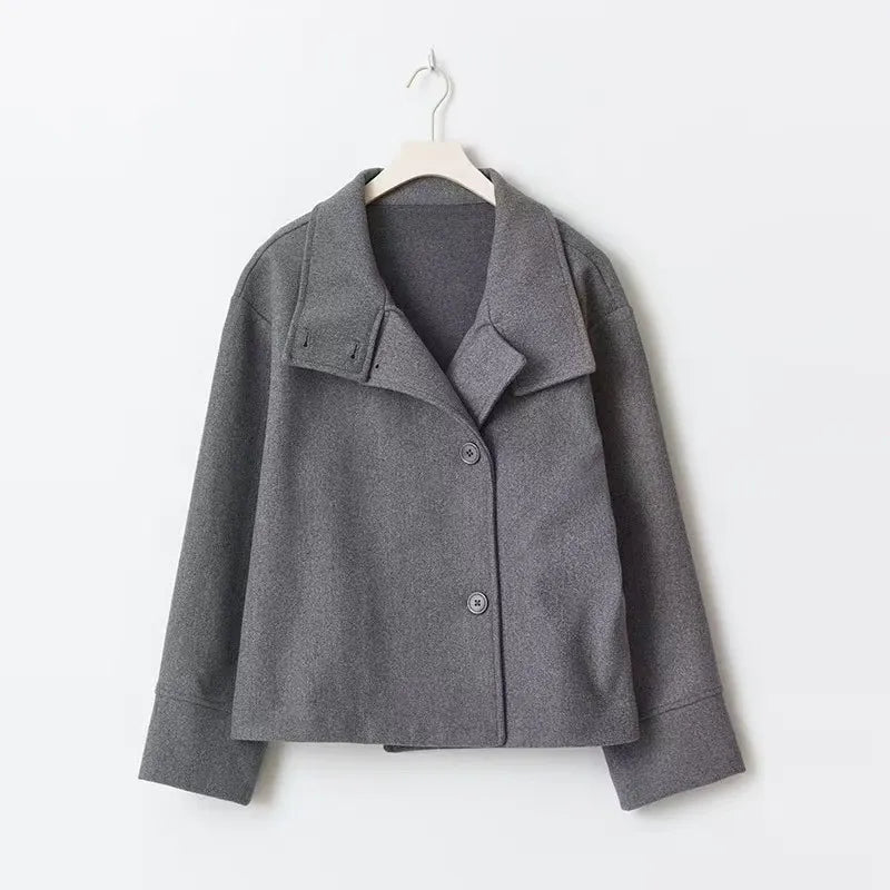 Trendy women's short coat, casual style, relaxed fit, high neck, an essential piece of fall outerwear.