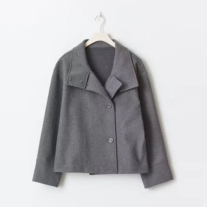 Trendy women's short coat, casual style, relaxed fit, high neck, an essential piece of fall outerwear.